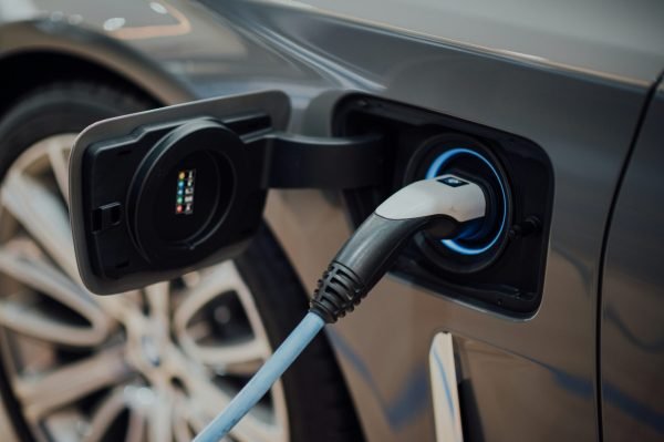 recharge-voiture-electrique Une voiture électrique en train de se recharger